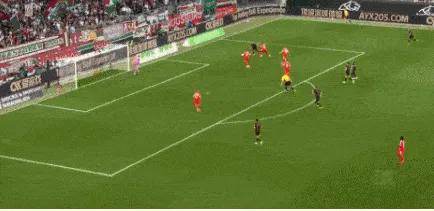 开云官网-雅基奇接应传中凌空打门，皮球直钻死角，奥格斯堡1-3