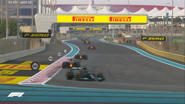 开云官方平台-维斯塔潘绝杀小汉加冕总冠军 赛末安全车再引争议